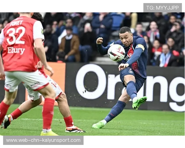 法甲球迷文化逐步多元化，互动更频繁，法甲专用足球